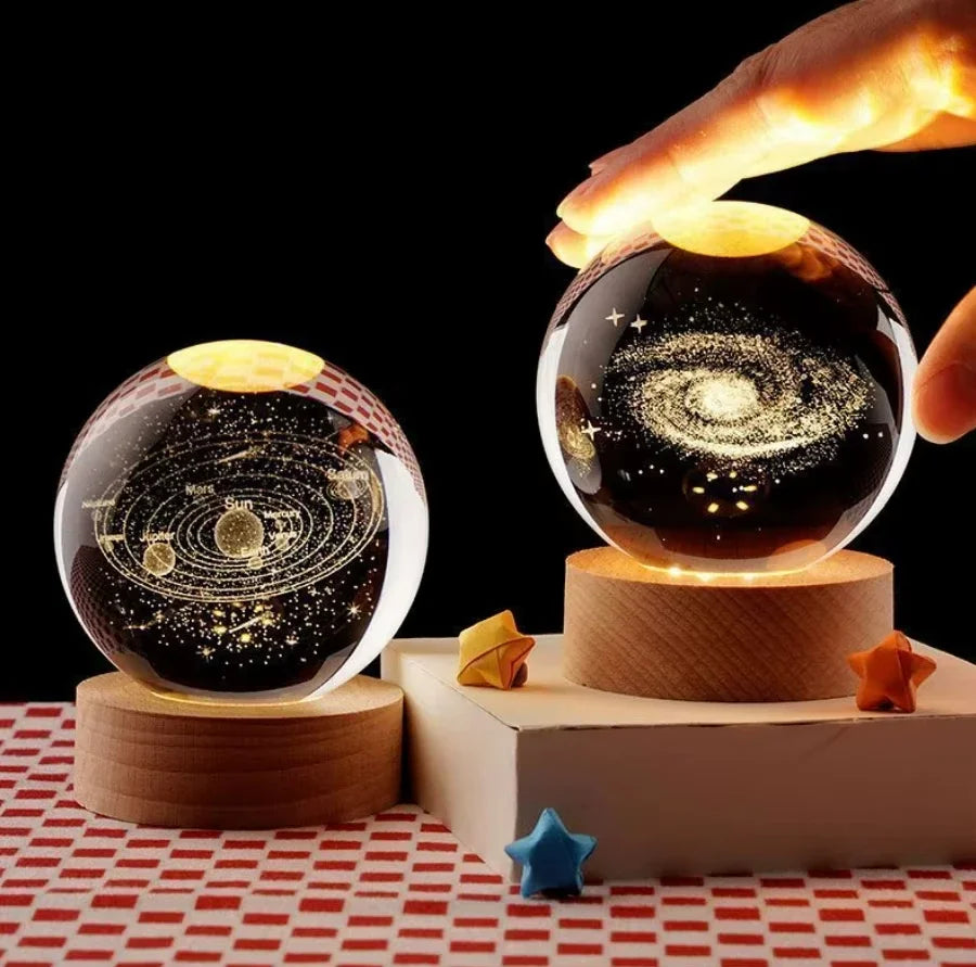 Bola de Cristal 3D do Sistema Solar 6cm – Luminária LED USB com Planeta Saturno • Esfera de Vidro Decorativa • Luz Atmosférica para Quarto